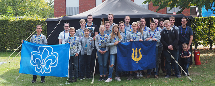 Pfadfinder bei der Stammesversammlung