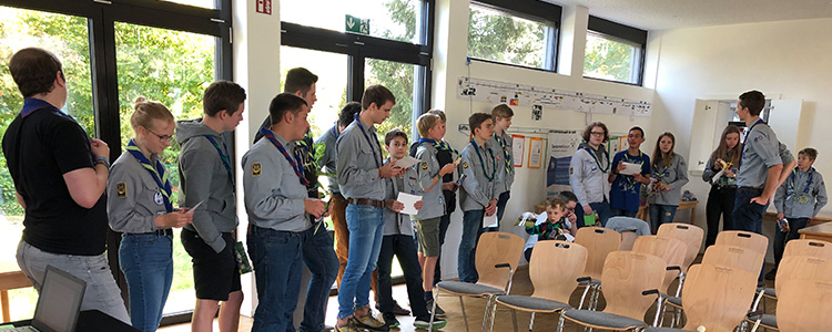 Pfadfinder bei der Stammesversammlung